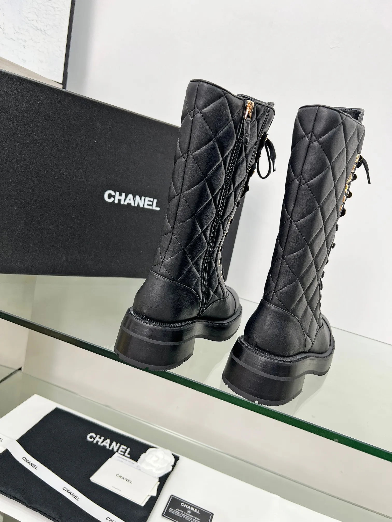 👟👟Ex-factory price 840👟👟 2025CHANEL I finally own this pair of Chanel diamond boots💫 Classic diamond pattern with black and white color, fashionable and high-end, and the thick sole is super stable for walking~ It instantly turns into a fashionable and cool cover when you put it on. Who knows the charm of Fragrant Grandma? When I was asked about the link while shopping, I was so happy🥳 Fabric: sheepskin, cow suede Lining: sheepskin Color: black white apricot Code number: 5-40 (41 customized)